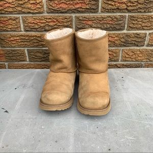 Ugg’s classic short waterproof boots-size 6